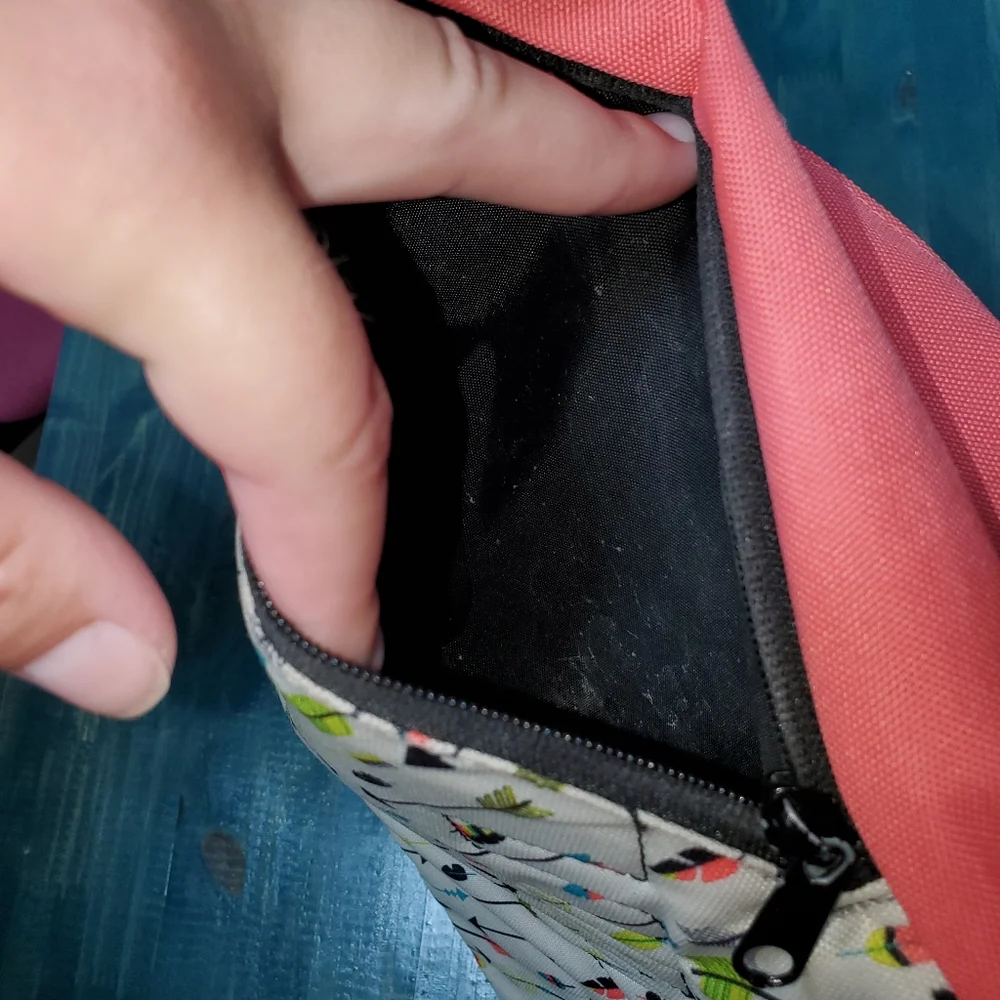 Kavu Coral Pink and Cream Arrow Print Crossbody Sling Bag